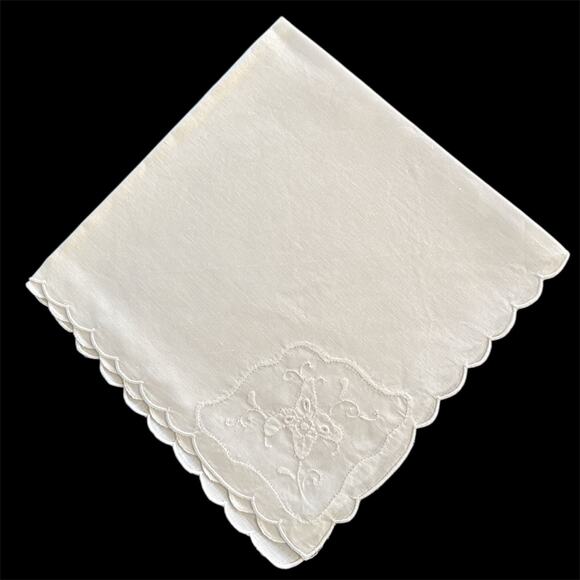 Set of 12 Madeira Linen Napkins Shadow Embroidery Scalloped 16.5” White - Picture 4 of 4
